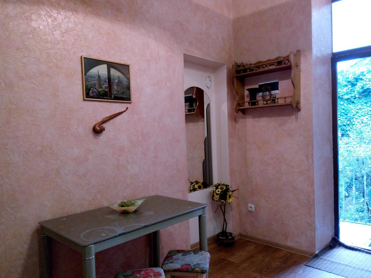 Flat On Sheptytskykh Apartamento Lviv Exterior foto